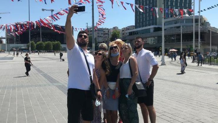 Son dakika... Taksimde turistler maske ve sosyal mesafeyi hiçe saydı