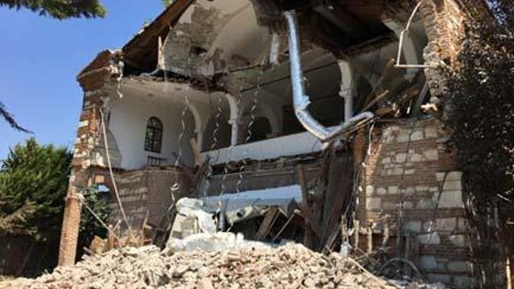 Bursada tarihi yapı yıkıldı