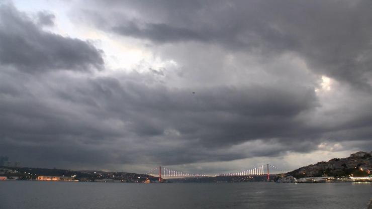 İstanbullular güne sis ve kara bulutlarla uyandı