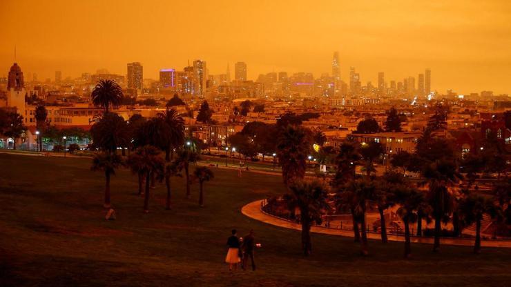Californiadaki yangınlar devam ediyor Gökyüzü turuncuya büründü