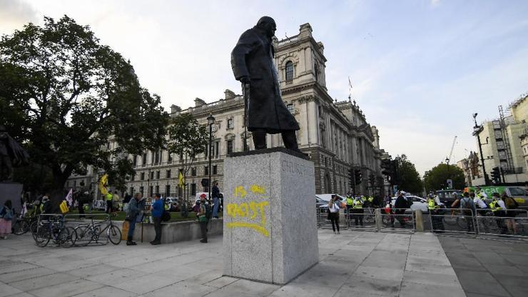 Churchillin heykelinin kaidesine yeniden ırkçı ifadesi yazıldı