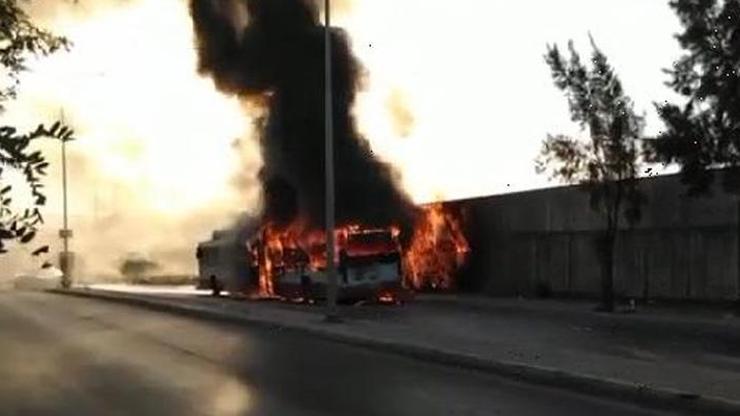 Belediye otobüsü yangında kullanılmaz hale geldi