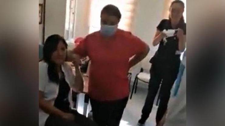 Sağlık ocağında dehşet saçtı Hemşireleri dövdü, hasta yakınını bıçakladı | Video