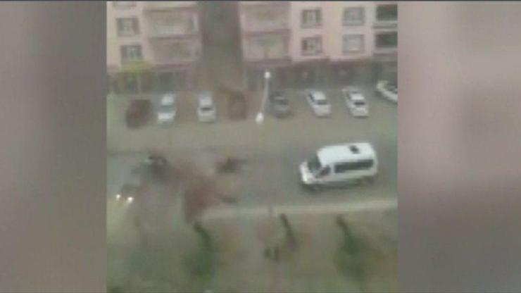 Fırtına binanın çatısını uçurdu | Video