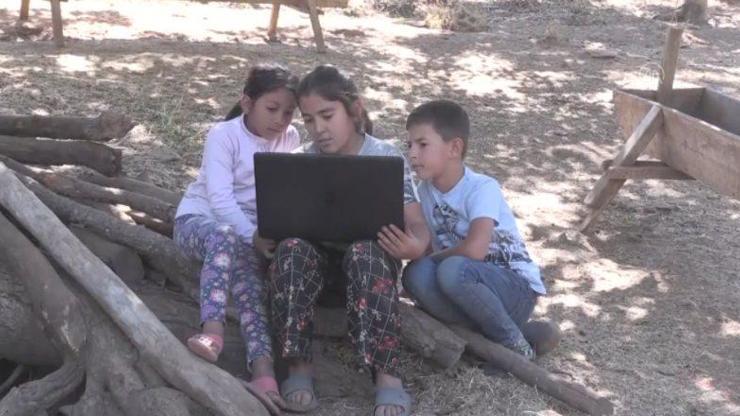 Okul müdürü eğitime katılamayan öğrencilere bilgisayar hediye etti | Video