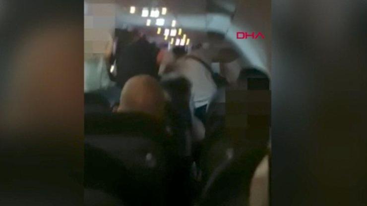 Afrikalı kadına uçakta yumruklu saldırı | Video