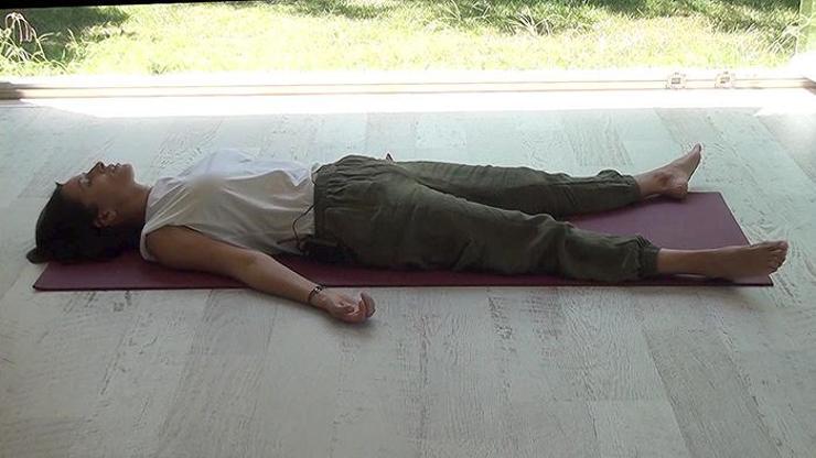 Savasana-10 dakikalık derin gevşeme pozu