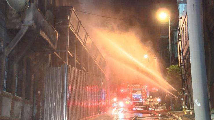 Gece saatlerinde Beyoğlunda metruk binada yangın