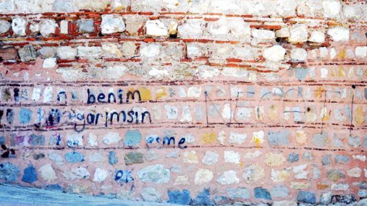 Son dakika.. Tarihi kalenin duvarlarına sprey boya ile isim yazdılar