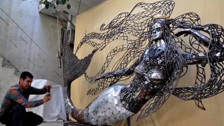 Hurda parçaları ile 400 kiloluk deniz kızı heykeli yaptı
