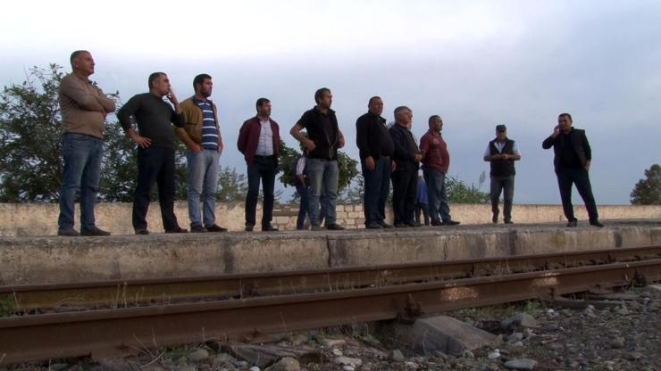 Azerbaycanlı vatandaşlar tren istasyonunda umut nöbetinde