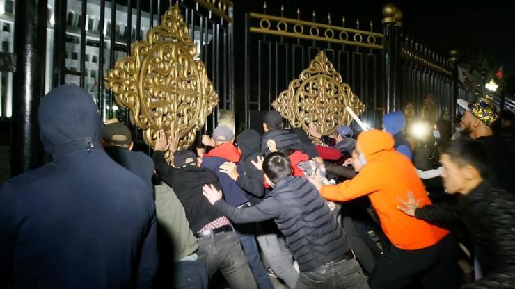 Son dakika... Seçim sonrası Kırgızistan karıştı Protestocular Atambayevi cezaevinden çıkardı