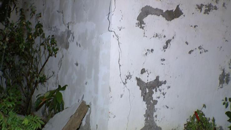 Kartalda sağanak yağmurda 1,5 metre yüksekliğindeki bahçe duvarı çöktü