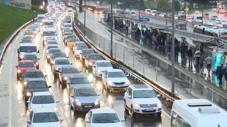 İstanbullular 1 saatin 45 dakikasını trafikte kaybediyor