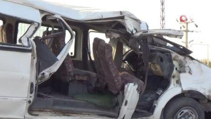 Minibüs kaza yaptı: 2 ölü, 6sı ağır 20 yaralı