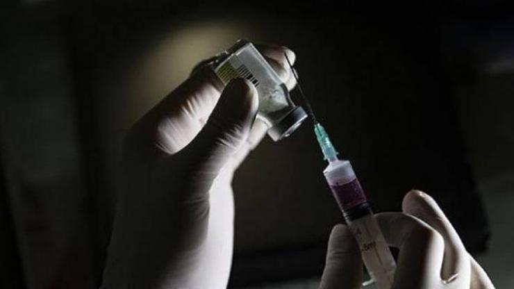 Oxford duyurdu Aşı denemelerine katılan gönüllü hayatını kaybetti