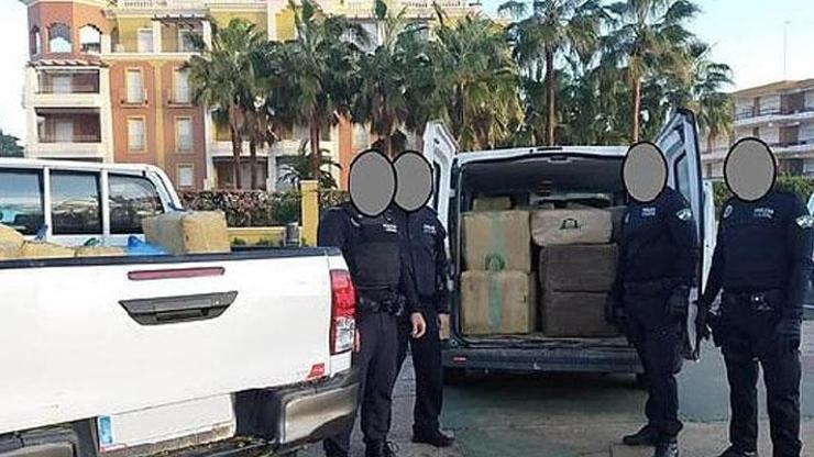 İspanya’da 3 ton uyuşturucu madde karaya vurdu