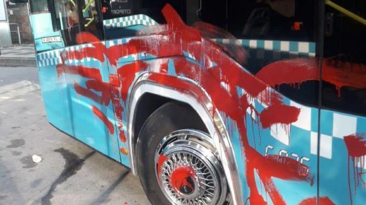 Şoföre kızdı, otobüsü yumruklayıp, kırmızıya boyadı | Video