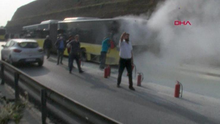İETT otobüsünde yangın çıktı... Yangını çevredekiler söndürdü | Video