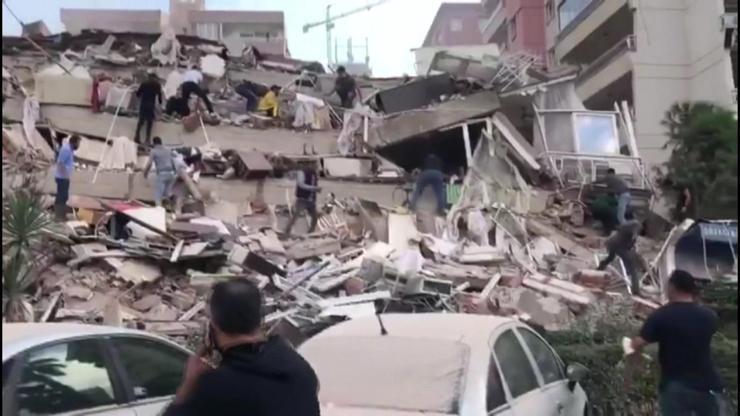 Son dakika İzmirde yıkılan binalar saniye saniye görüntülendi... İşte İzmirde deprem anı | Video