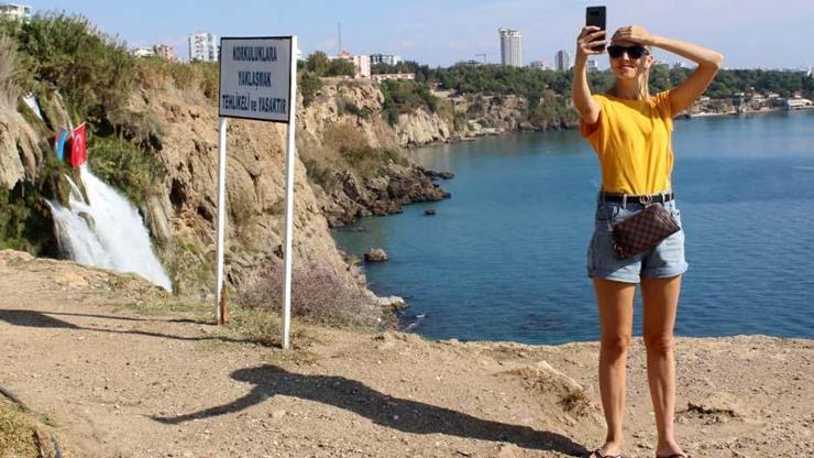 Fotoğraf çekinmek için hayatlarını tehlikeye atıyorlar