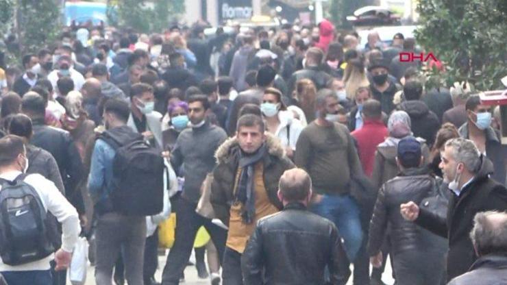 İstiklalde korkutan kalabalık... Taksimde sosyal mesafe kuralı rafa kalktı | Video