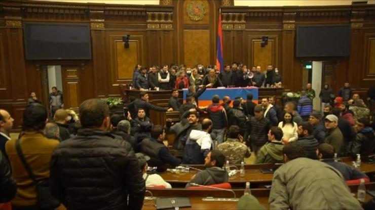 Erivanda sokağa dökülen halk Meclis binasını bastı | Video