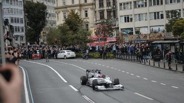 İstanbulun tarihi yerlerinde Formula 1 araçları tur atıyor