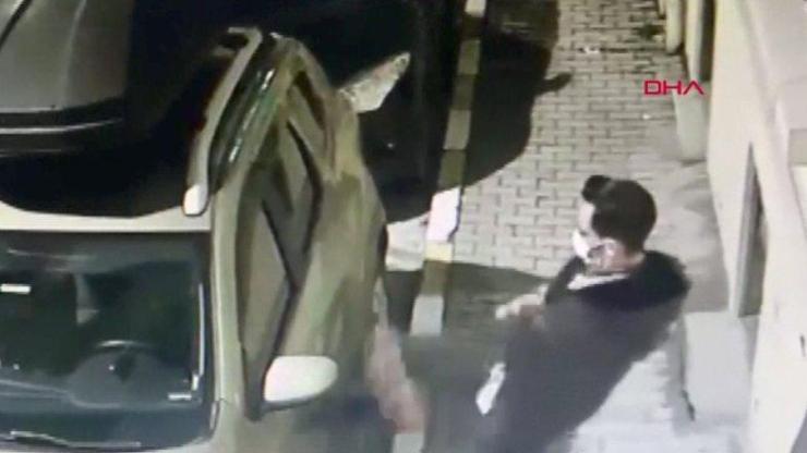 Alkollü kişi park halindeki araca saldırdı | Video