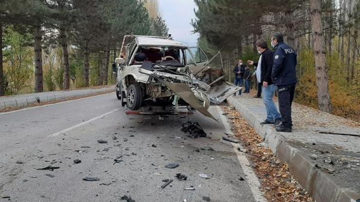 Kamyonetle otomobil çarpıştı: 3 yaralı