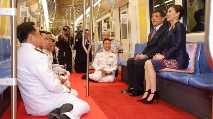 Tayland Kralı katıldığı metro açılışında kırmızı halı serdirdi