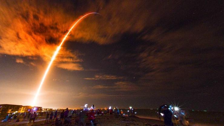 NASA, 4 astronotu taşıyan SpaceXe ait uzay aracını fırlattı | Video