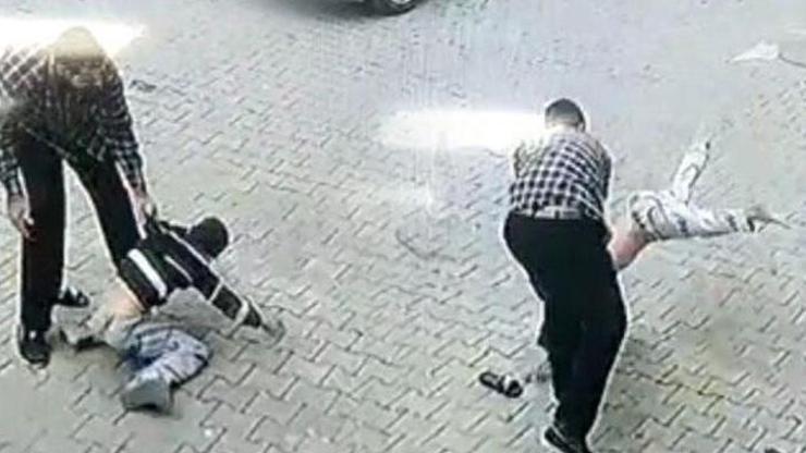 Şanlıurfada kan donduran görüntü Çocuğu kaldırıp yere vurdu | Video