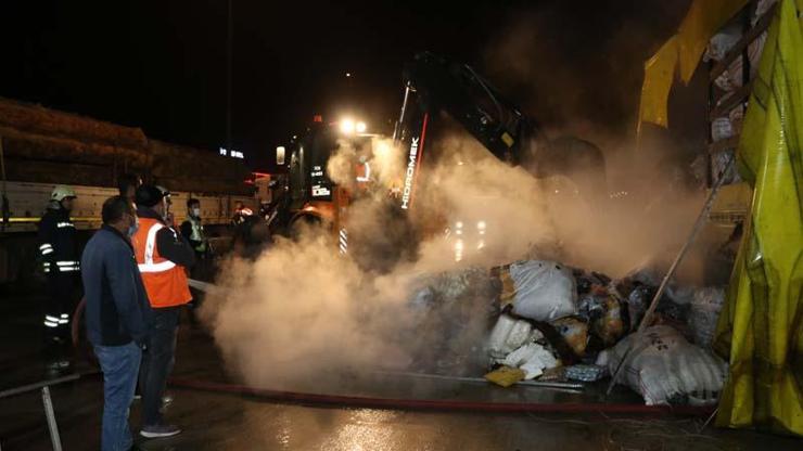 Anadolu Otoyolunda park halindeki tekstil yüklü TIRda yangın çıktı