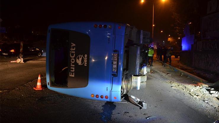 Çaldıkları midibüsü devirdiler Kaza kamerada | Video