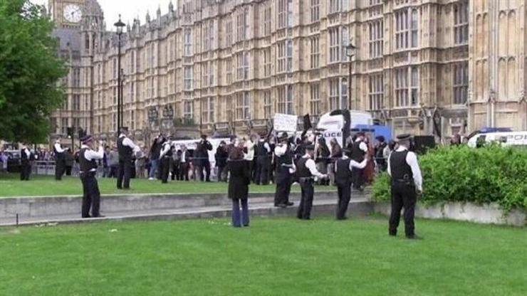 İngiltere parlamentosu önünde göstericiler polisle çatıştı