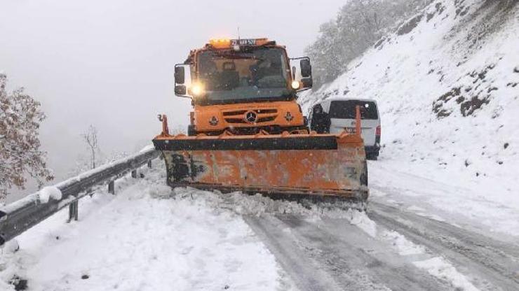 Tuncelide kar yağışı nedeniyle 25 köy yolu ulaşıma kapandı