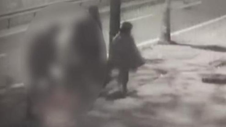 12 yaşındaki çocuğu, annesi ile yürürken taciz etti | Video