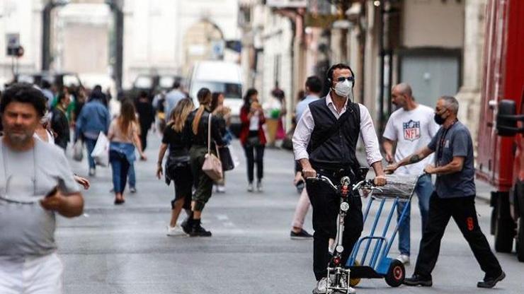 İtalya’da son 24 saatte 22 bin 930 yeni koronavirüs vakası