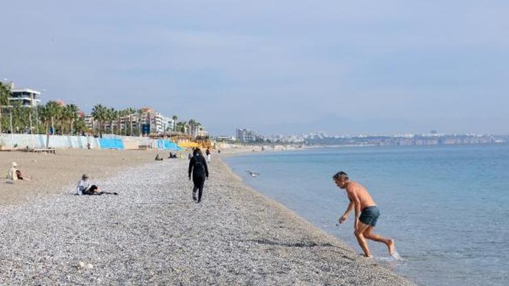 Antalya sahili yerleşik vatandaşlara kaldı