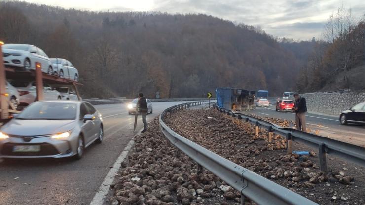 Kamyon devrildi, 20 ton pancar yola saçıldı