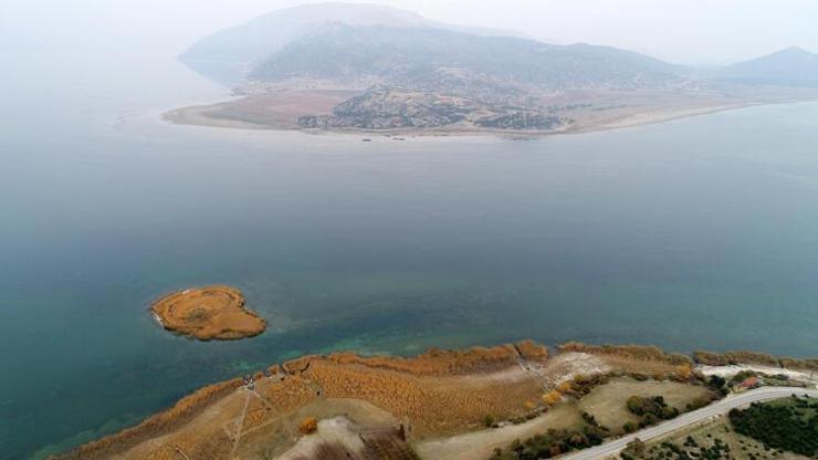 Eğirdir Gölünde büyük tehlike: İkiye bölünüyor