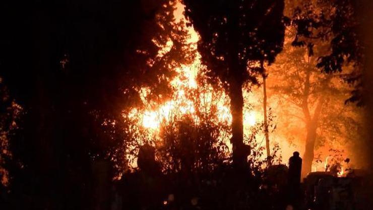 Fabrika bahçesinde kumaşlar alev alev yandı | Video