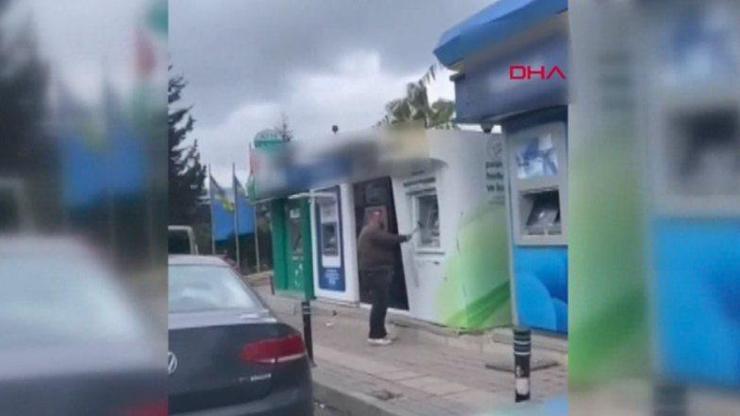Elindeki çekiçle ATMlere saldırdı | Video