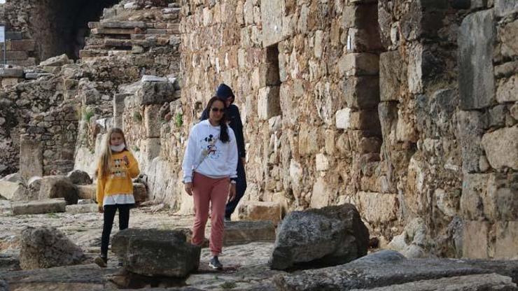 Syedra Antik Kentine turistlerden büyük ilgi