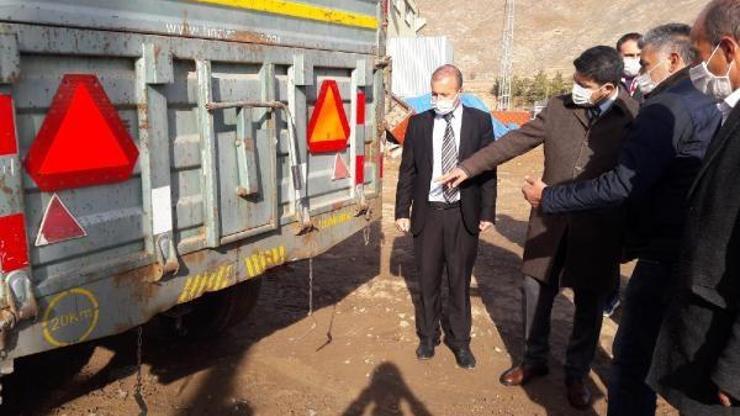 Zara'da traktör sürücülerine reflektör dağıtımı yapıldı Zara'da traktör sürücülerine reflektör dağıtımı yapıldı