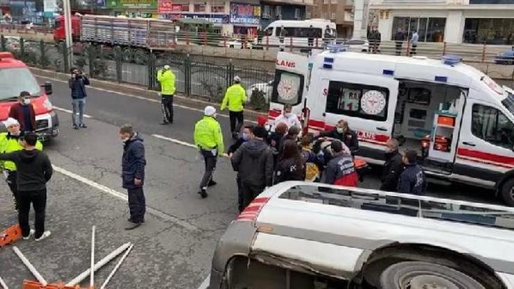 Minibüs köprülü kavşaktan yola devrildi: 7 yaralı