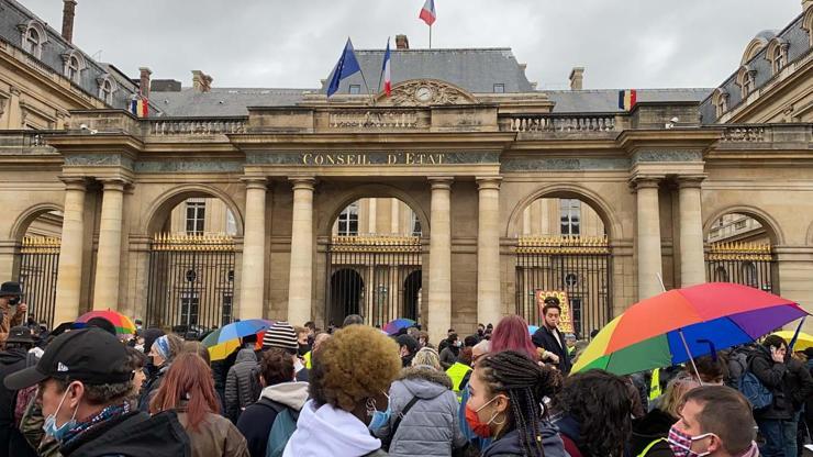 Fransa sokakları yine karıştı Macron istemese de biz buradayız