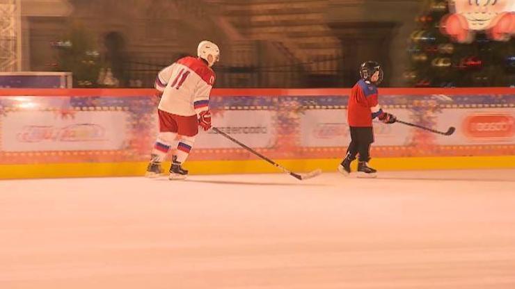 Putin, kendisiyle buz hokeyi oynamak isteyen çocuğun hayalini gerçekleştirdi