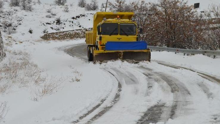 Kar yağışı nedeniyle 90 köy yolu ulaşıma kapandı